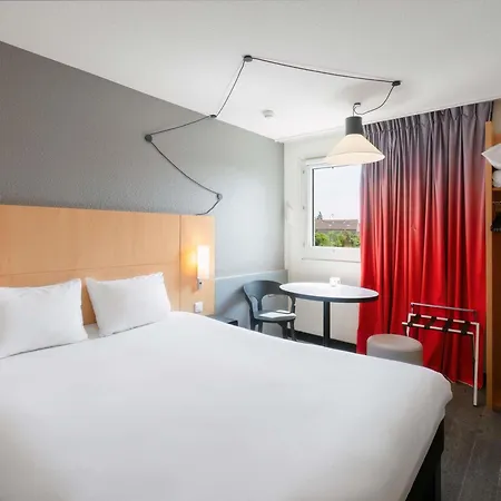 Ibis Pontoise Le Port فندق